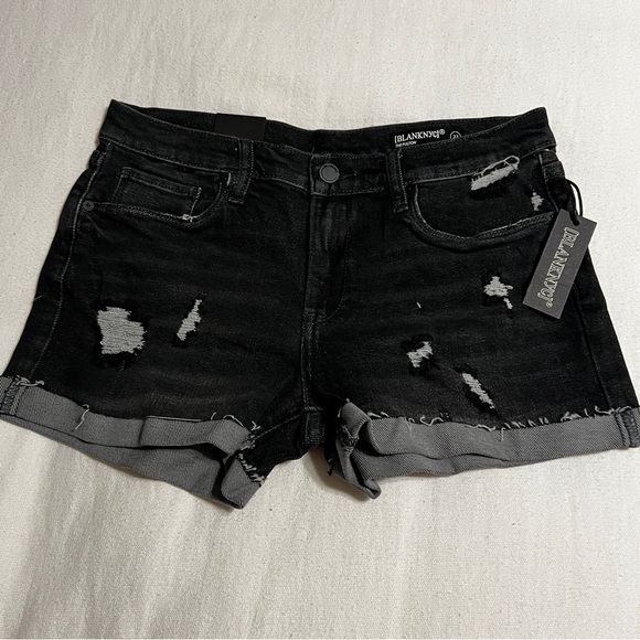 Blank NYC NWT roll up short Size 27 28 and 29 - Picture 3 of 10